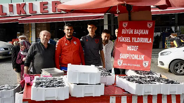 Samsun'da başarıyı hamsiyi 25 liradan satarak kutladı