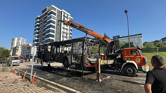 Samsun'da Belediye Otobüsü Alev Alev Yandı !