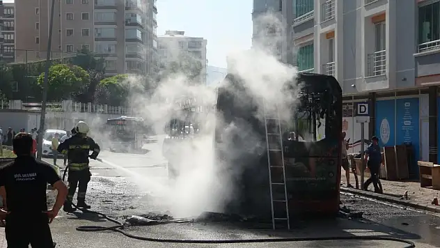 Samsun'da Dehşet Anları! Seyir Halindeki Belediye Otobüsü Alev Alev Yandı
