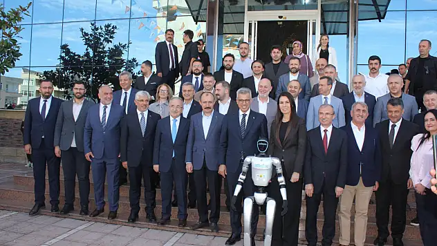 Samsun'da İnsansı Robot 'Fastman' Bakanı kapıda karşıladı