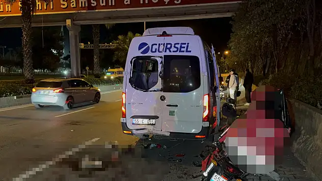 Samsun'da motosiklet servis minibüsüne çarptı: 1 yaralı