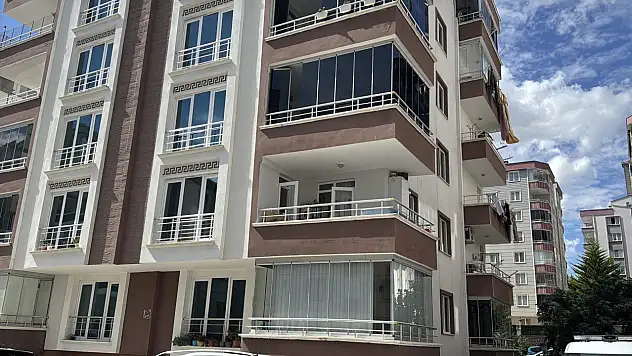 Samsun'da perde takarken 3. kattan düştü