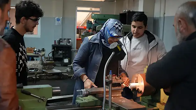 Samsun'da Tek Kadın Kalıpçı Öğrenci Örnek Oluyor