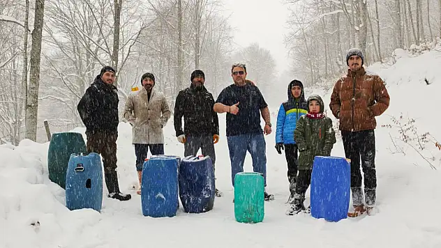 Samsun'da Vatandaşlar bidonlarla karın keyfini çıkardı