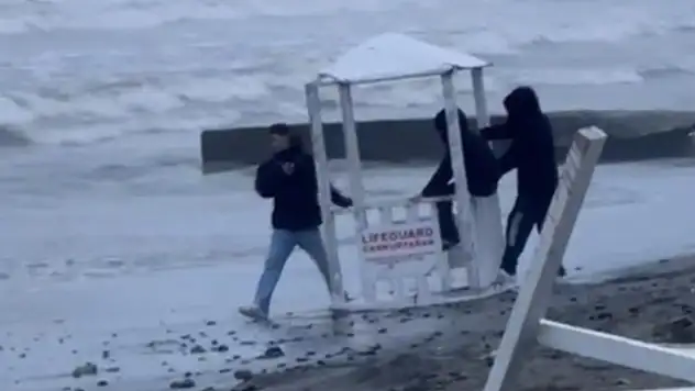 Samsun Sahilinde Pes Dedirten Görüntü: Cankurtaran Kulübesine Zarar Vermek İstediler