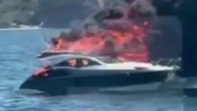 Sehir halindeki yat alev alev yandı