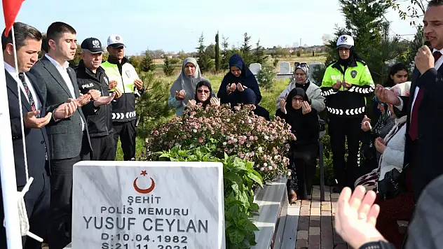 Şehit polis Yusuf Ceylan, mezarı başında anıldı