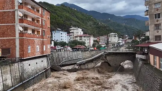 Sel suları asırlık tarihi köprüyü yıktı