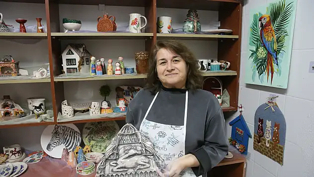 Seramik eğitimi alan kadın süs eşyaları yapıyor