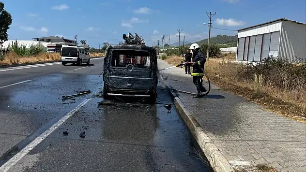 Seyir halindeki araç alev aldı