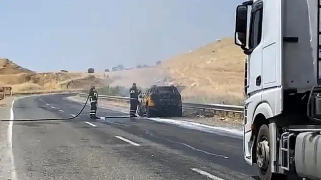 Seyir halindeki araç yandı