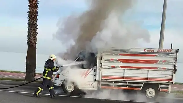 Seyir halindeki kamyonet alev aldı