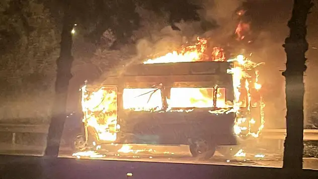 Seyir halindeki Minibüs alev aldı