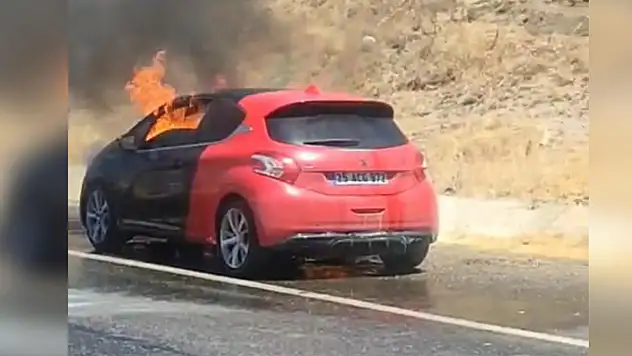 Seyir halindeki otomobil alev aldı