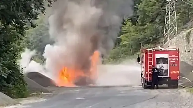 Seyir halindeki otomobil yandı