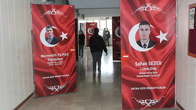 Sınıf kapıları şehitlerin isimleriyle açılıyor