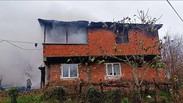 Soba kıvılcımı evi yaktı