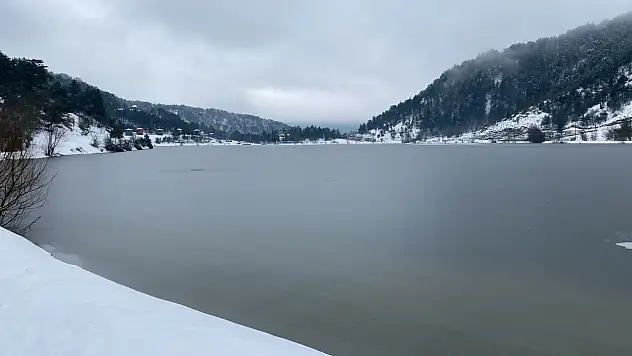 Soğuk hava Çubuk Gölü'nü buzla kapladı