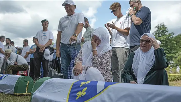 Srebrenitsa Soykırımı'nın 7 kurbanı daha defnedildi