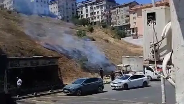 Sultangazi'de boş arazide çıkan yangın paniğe neden oldu
