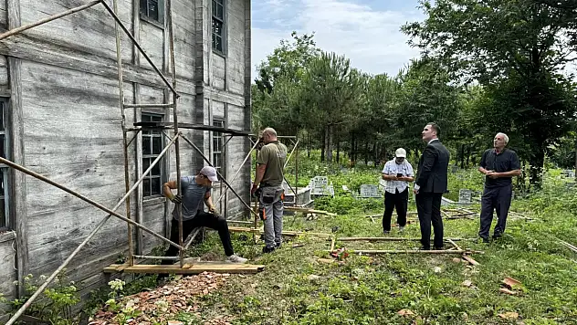 Tahta Camii'nde Tarihi Dokuyu Koruma Çalışmaları Sürüyor