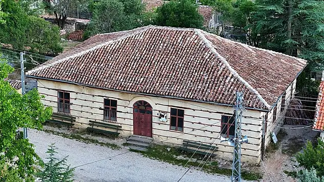 Tarihi düğmeli okulu ve camisi restore edilmeyi bekliyor