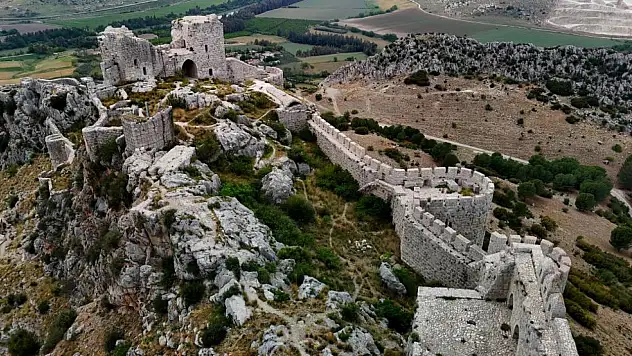 Tarihi Yılankale, mimarisi ve efsanesiyle ziyaretçilerini cezbediyor