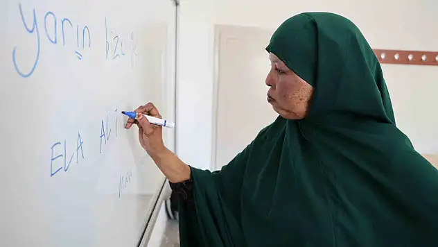 Tercüman bulamadığı için Türkçe kursuna yazıldı