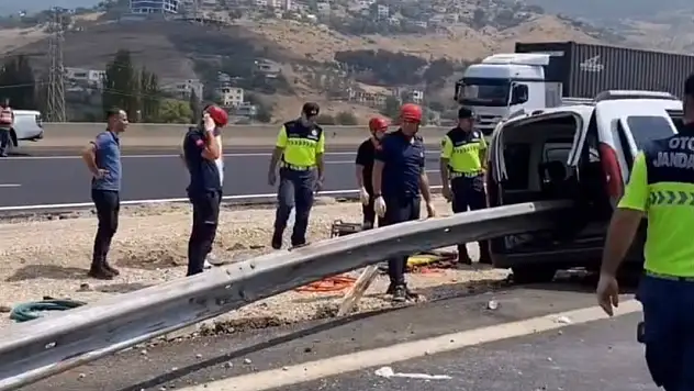 Ticari araç bariyerlere ok gibi saplandı