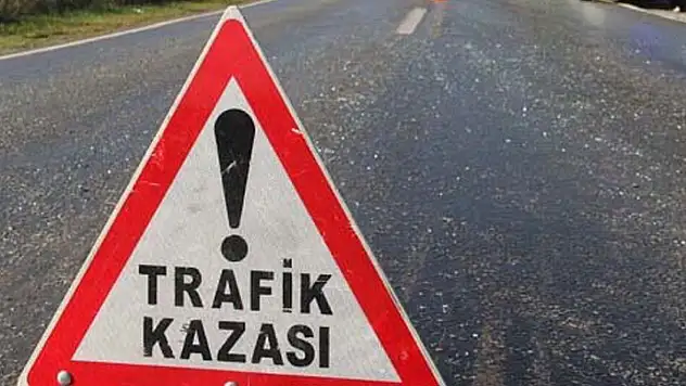 Ticari araç ile motosiklet sürücüsü çarpıştı