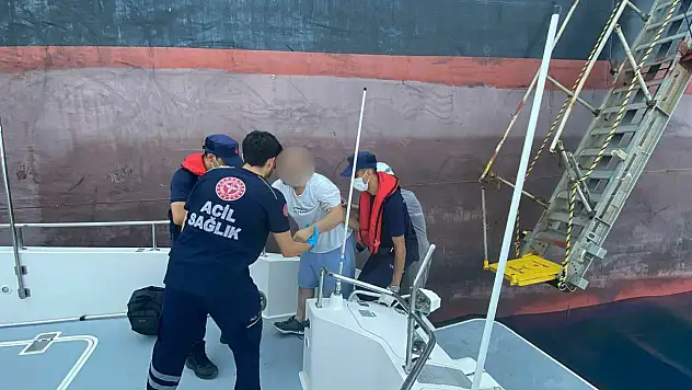 Ticari gemide rahatsızlanan vatandaşa tıbbi müdahale