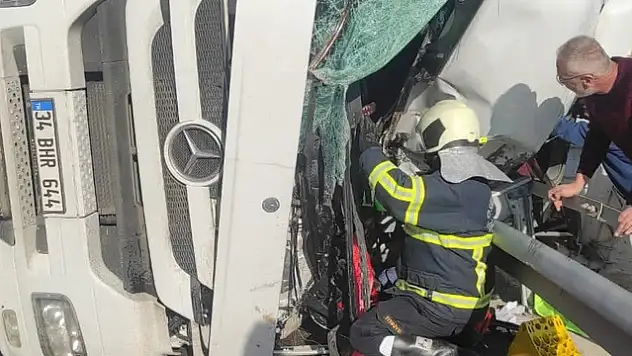 Tır devrildi, 1ölü 1 yaralı