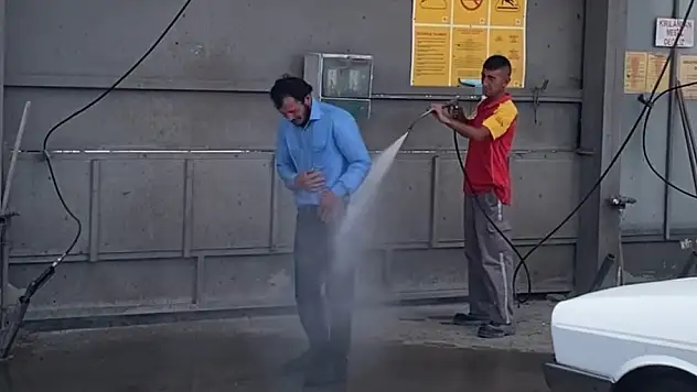 Tokatlı oto yıkamacıda tazyikli suyla serinledi