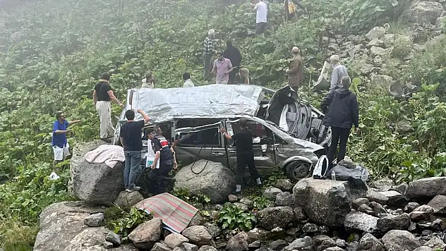 Trabzon'da panelvan uçuruma yuvarlandı