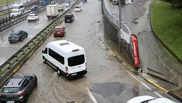 Trabzon'da Sağanak Yağış Trafiği Olumsuz Etkiledi