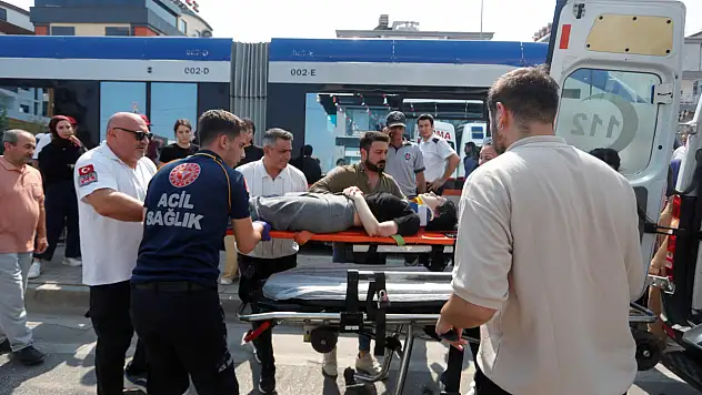 Tramvayın çarptığı genç kız yaralandı