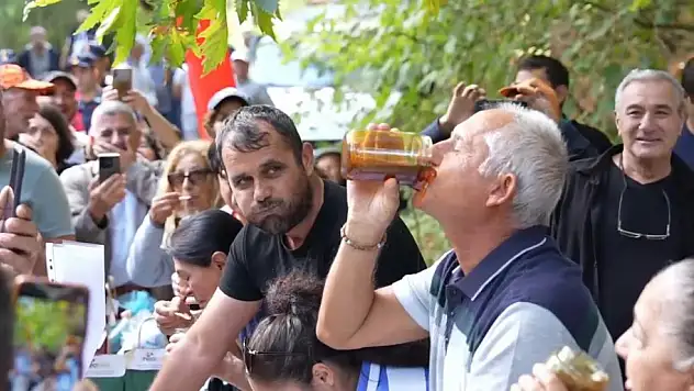 Türkiye'de Şaşırtan Olay : 1 Kilo balı 2 Dakikada Bitirdi!