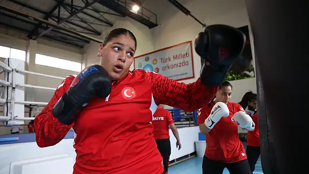 Üçüncü Avrupa şampiyonluğu için yumruklarını hazırlıyor