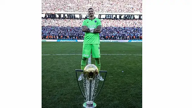 Uğurcan Çakır'dan şampiyonluk kupalı paylaşım