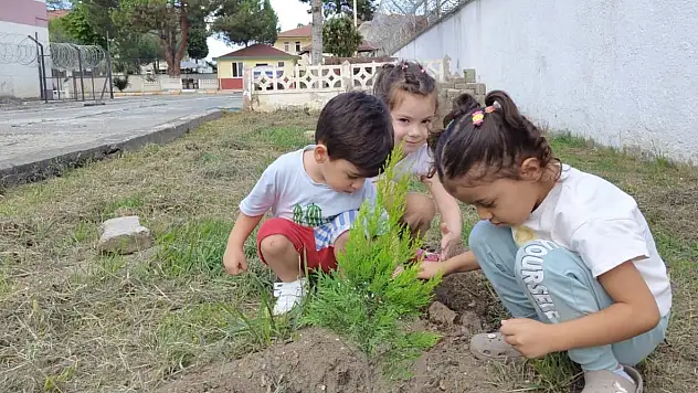 Ünye'de minikler doğaya fidan dikti