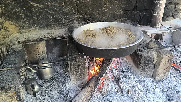 Uzundere'de pekmez kazanları kaynıyor