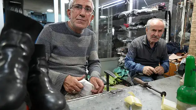 Yağışlar ayakkabı tamircilerinin yüzünü güldürdü