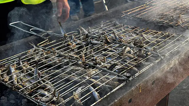 Yakakent'te 2 Saatte 3 Ton Hamsi Tükendi