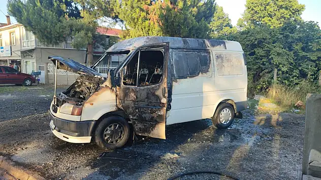 Yangın çıkan minibüs kullanılamaz hale geldi