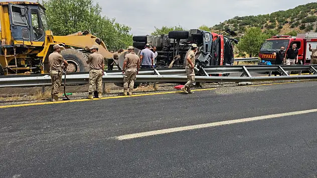 Yangına giden itfaiye aracı devrildi
