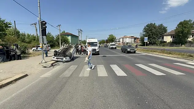 Yayaya yol veren otomobile çarparak takla attı