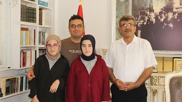 'Yazınla Yazıma Dokun' yarışmasında dereceye girenlere ödül