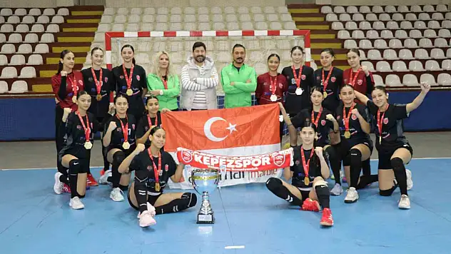 Yıldız Kızlardan Tarihi Performans