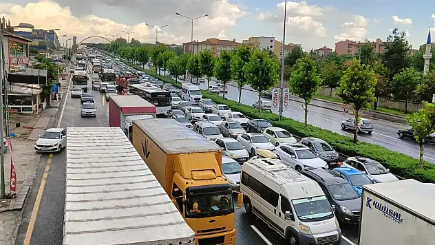 Yoğun yağış trafiği aksattı