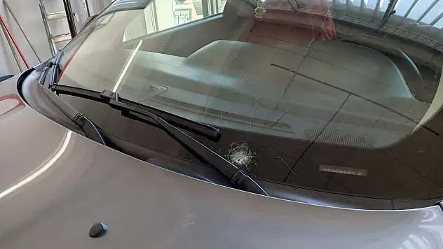 Yolunda giderken maganda kurşunu aracına isabet etti